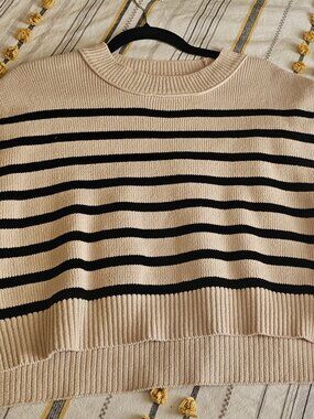 Short sleeve cropped soft knit sweater top small